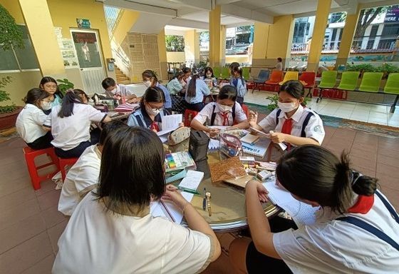 学生们在校参加课外阅读活动。（示意图：苑霞）