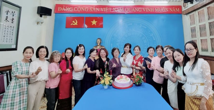市各民族文学艺术协会民族模范妇女聚会