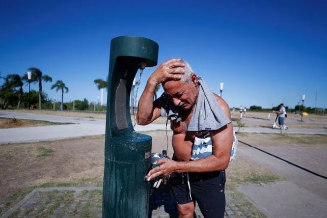 布宜诺赛勒斯已连续4天出现35℃和体感温度将近40℃的高温天气。（图：互联网）