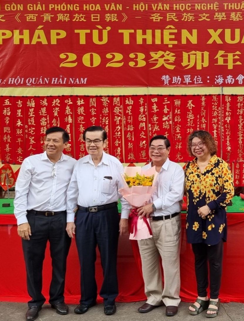 市各民族文学艺术协会常值副主席张四妹（右一）。