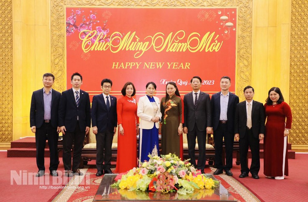 日本工作团与宁平省领导合影留念。（图：宁平报）