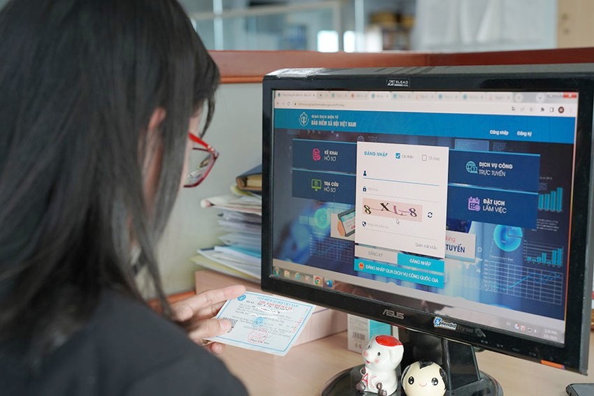 民众可以在线办理家庭户医保延期手续。