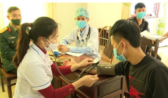 即将入伍青年正接受体检。