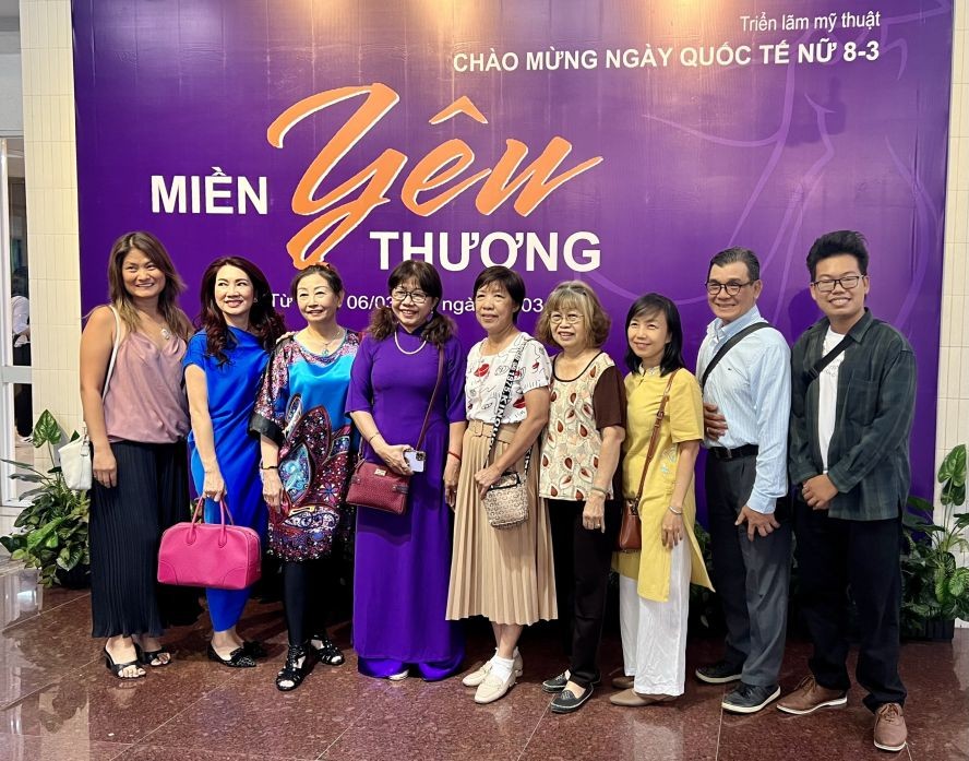 华人女画家参加庆妇女节美术展