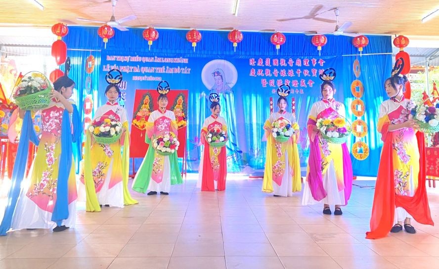 光正越华学校学生在标投活动上表演文艺助兴。