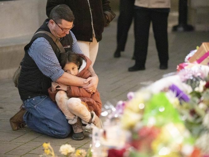 当地时间1月27日，民众在美国加利福尼亚州半月湾市举行的守夜活动中悼念枪击事件遇难者。（图：互联网）