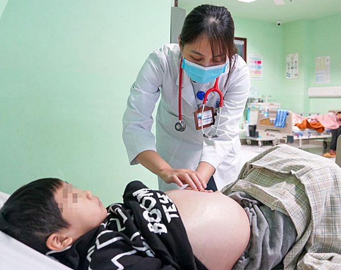 医生观察服用网售南药患童病情。