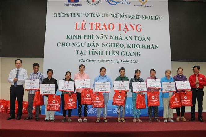 前江省为贫困渔民修建住房