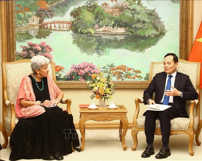 政府副总理陈留光（右）接见美国商务部负责国际贸易的副部长玛丽莎‧拉戈。