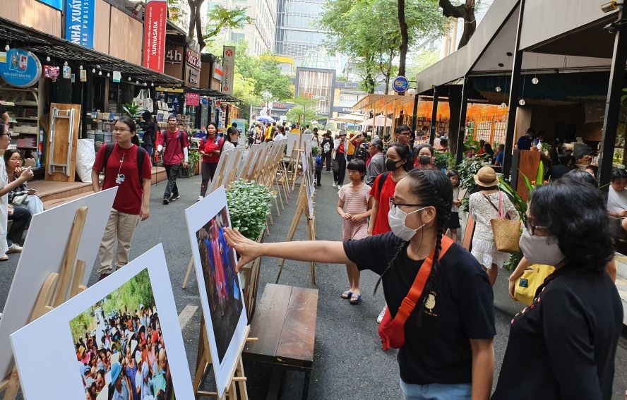 本市书香街对推广阅读文化起到举足轻重的作用。