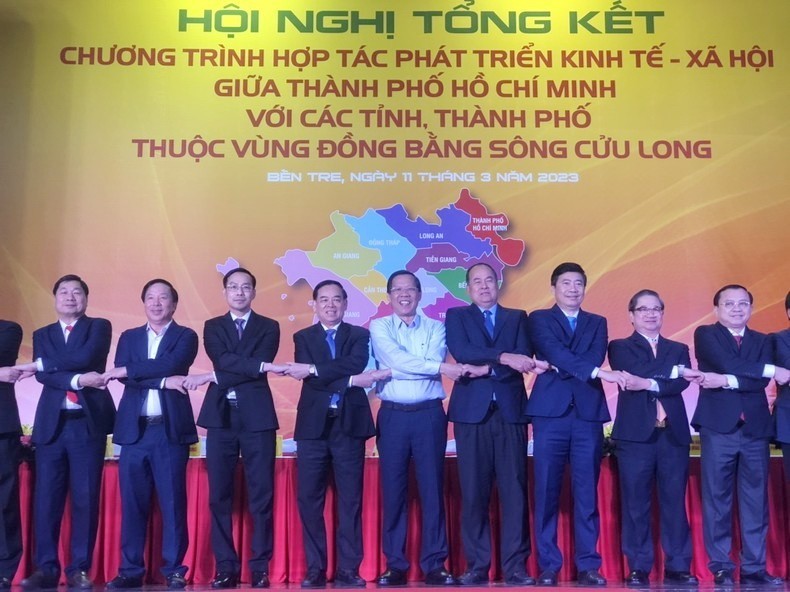 胡志明市与九龙江平原各省签署多项合作计划协议。（图：投资报）