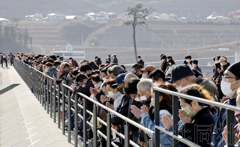 东日本大地震发生12周年，民众在地震发生时刻默哀。3月11日下午2点46分摄于岩手县陆前高田市的高田松原海啸重建祈念公园。（图：共同社）