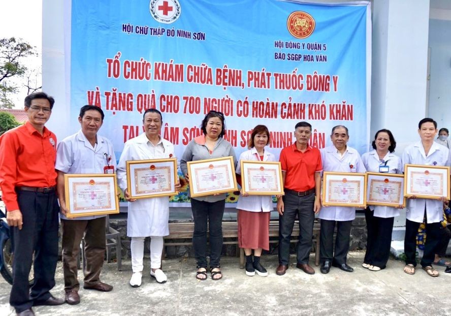 第五郡东医会义诊团获表彰。