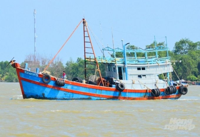 一搜渔船正在出海捕捞。