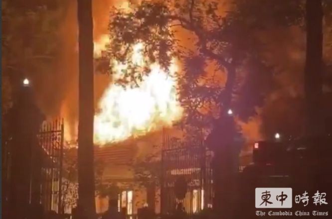国王行宫发生大火。（图：柬中时报）