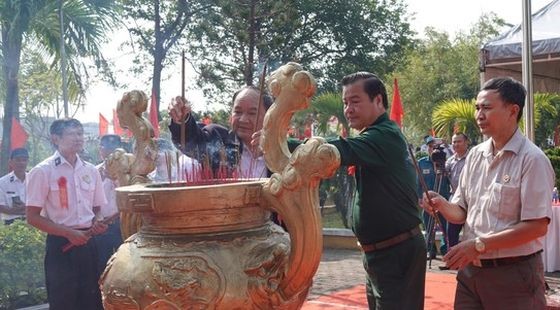 岘市市领导上香缅怀64位英雄烈士。