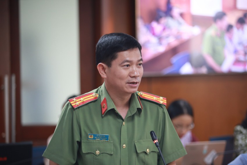 市公安厅所属参谋科副科长黎孟河上校提供关于家长接到诈骗电话现象的实际资讯。