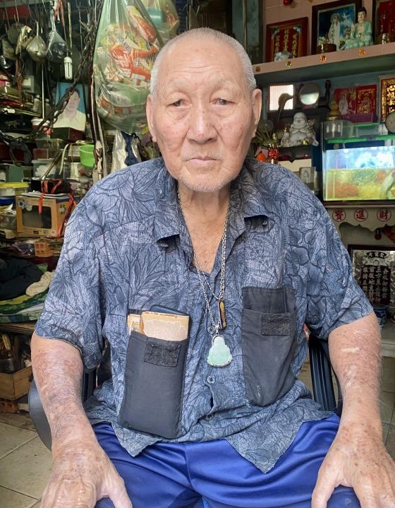 八旬老翁生活贫困