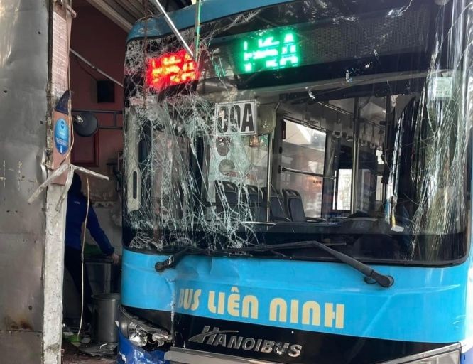 一辆巴士失控撞入烤肉榨粉店