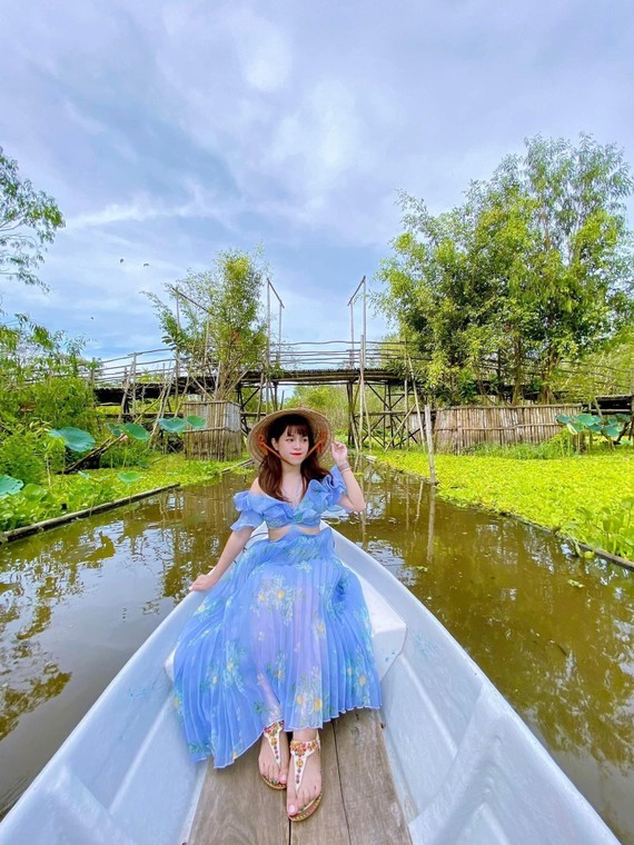 白千层林中美丽的诗之女神 白千层林中美丽的诗之女神