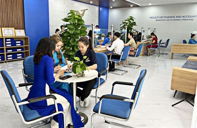 雒鸿大学金融-银行专业实习室投入使用，有助学生在企业学期前先做好准备。