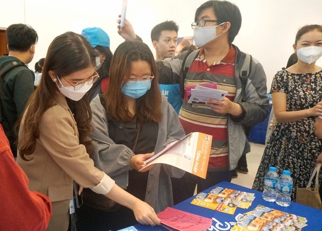 大学生加速学习提早毕业，以寻求就业机会。