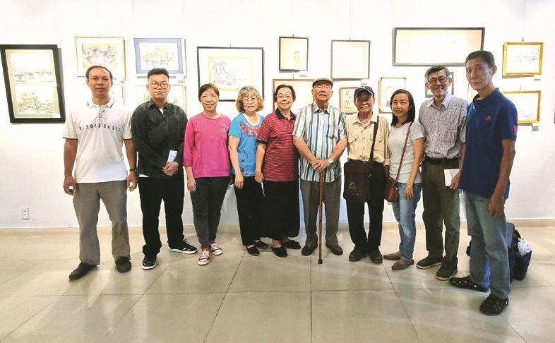 各位华人画家参观画展。