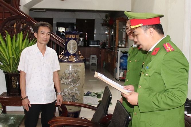 警方向杨忠勇宣读住所执行搜查令。（图：警方提供）