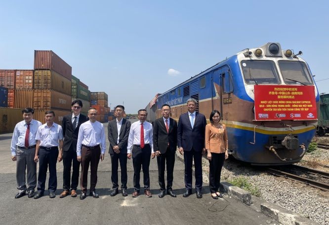 中国山东“齐鲁号”班列首达同奈省