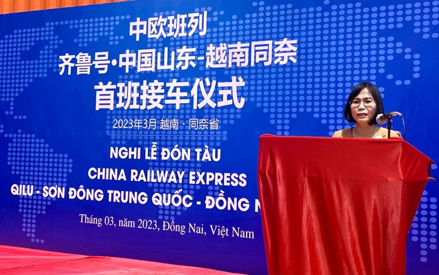 同奈省人委会副主席阮氏璜致词