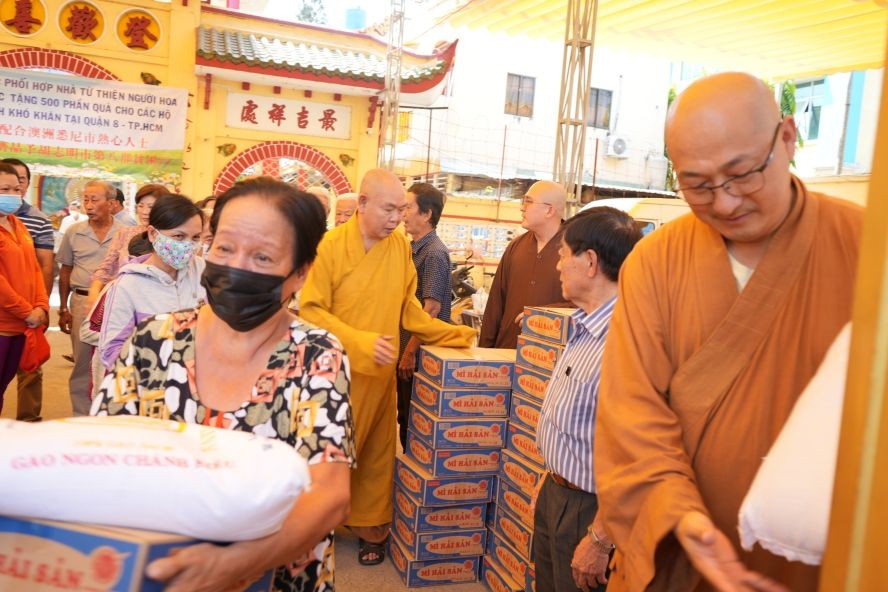 龙华寺住持释慧功和尚、澳洲悉尼市般若寺般若法师向贫困户赠送礼物。