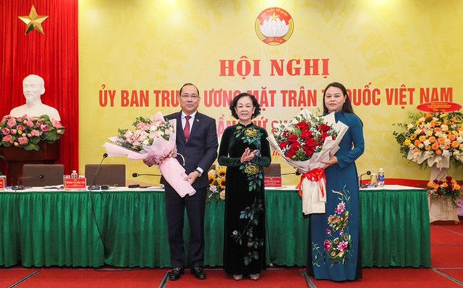 中央组织部部长张氏梅（中）向阮氏秋霞及黄功水等二位同志赠送鲜花表示祝贺。（图：VGP）