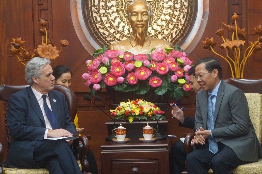 市人委会主席潘文（右）接见加尼尔特使。（图：芳邓）