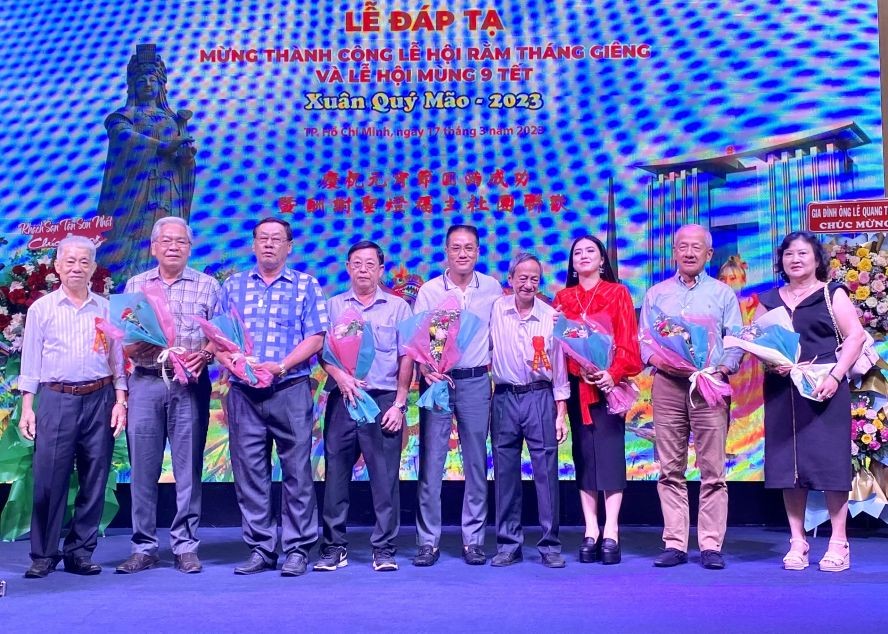 土龙木天后宫向各圣灯得主赠送礼物。