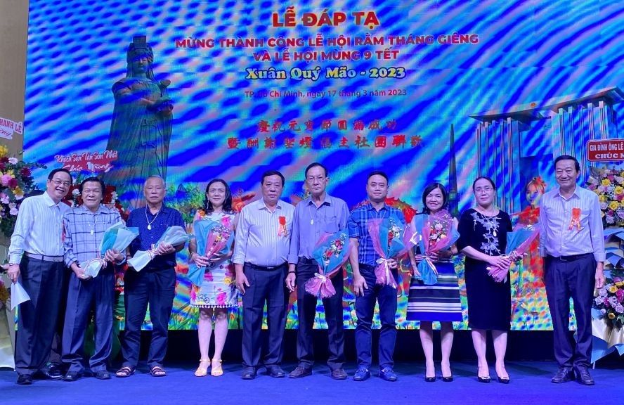 土龙木天后宫向热心人士赠送礼物。