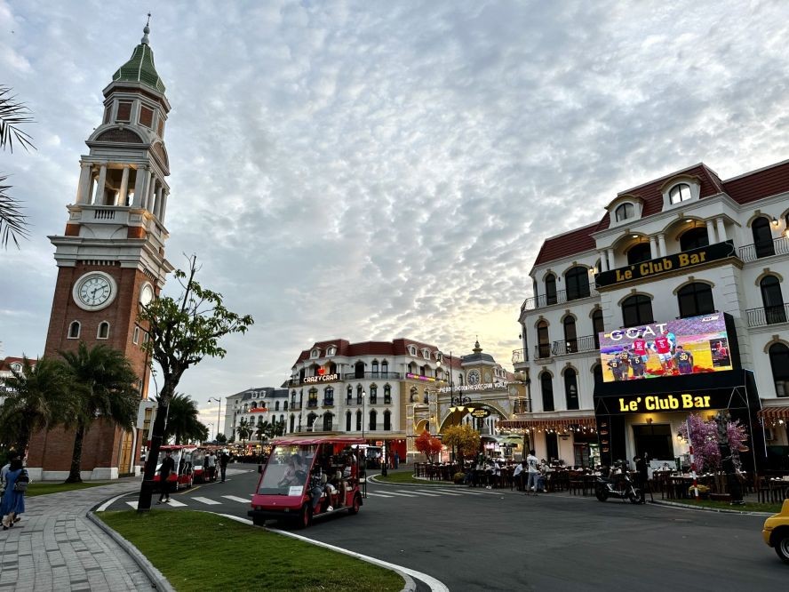 富国岛北端的不夜城，五光十色。