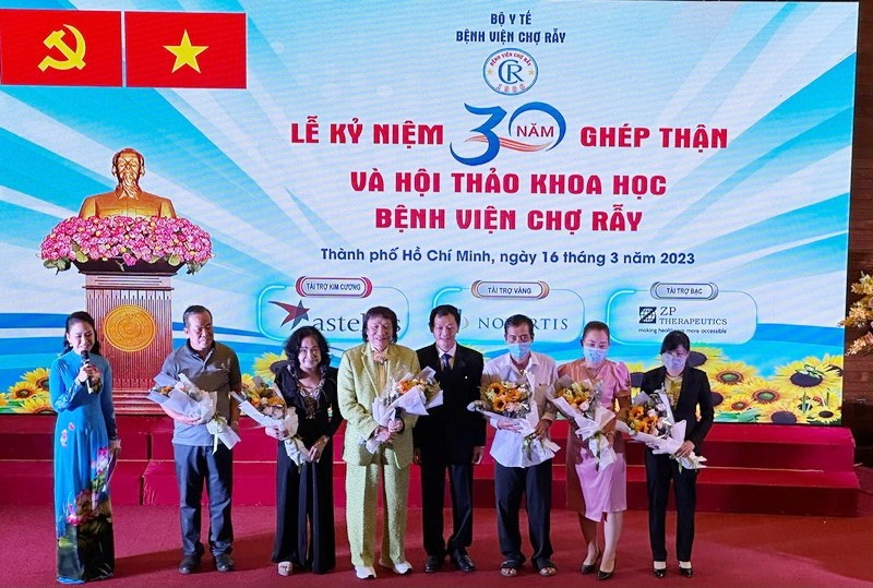 市大水镬医院院长阮知识（中）向器官移植成功者赠送鲜花。