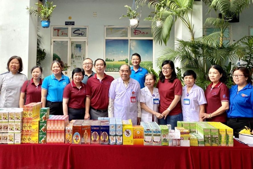 穆薩罕尼法医师(右六）与医护团队等留影。