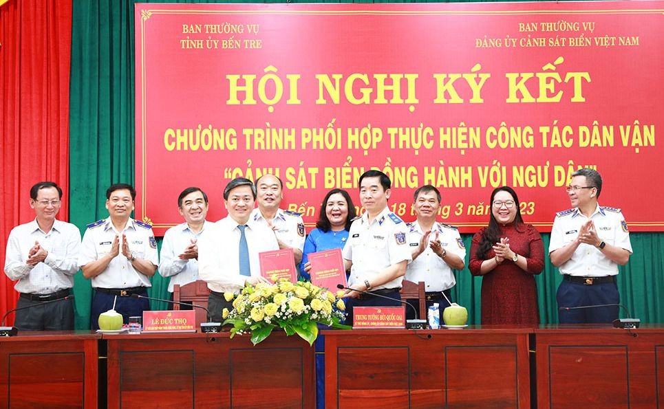 “海警与渔民并肩同行”签署会议。