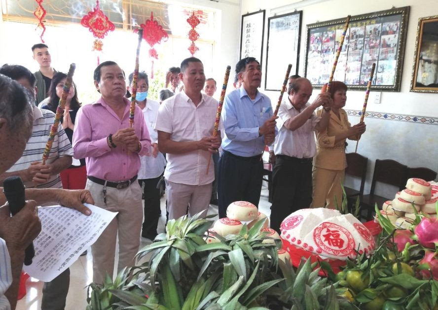 理事长翁文贵(右三)和全体宗亲一瞥。