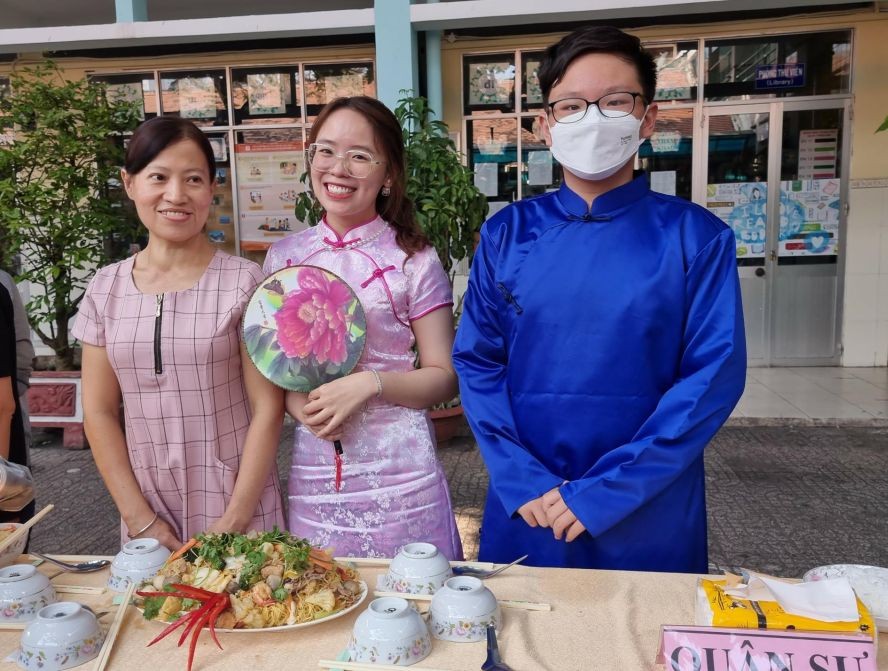 颍川双语学校师生参加民族文化比赛。