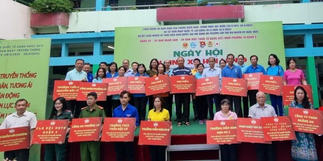 各华人单位赞助为穷人基金