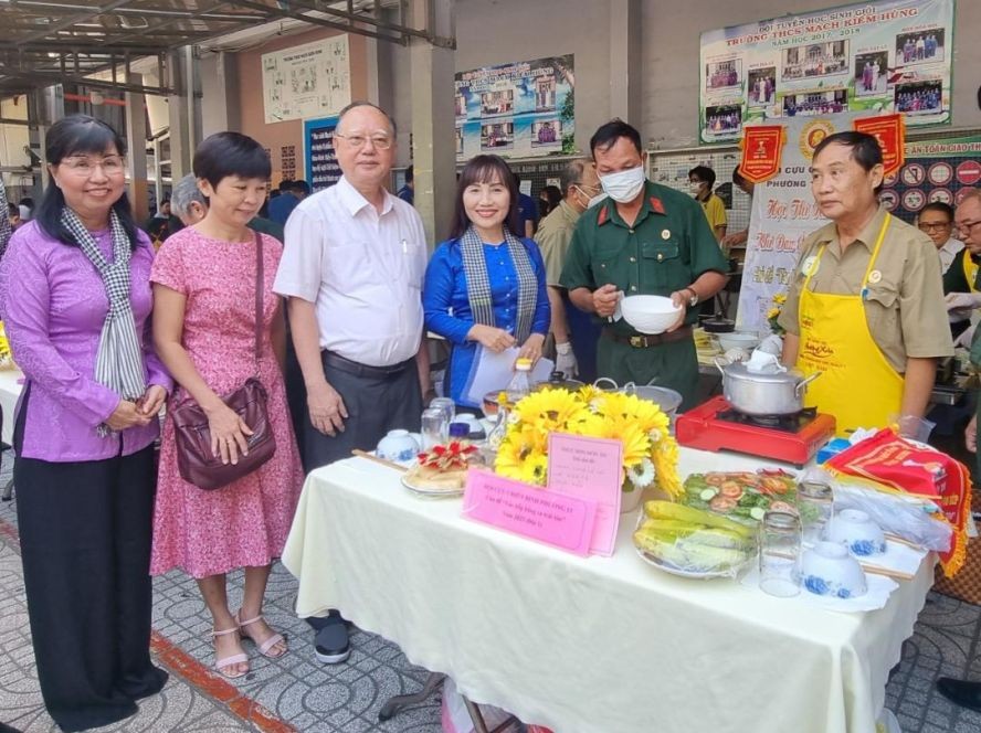 第五郡举办"以心下厨"男子下厨比赛