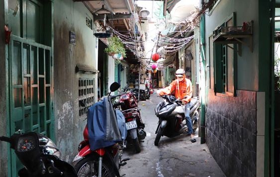 多年来，第一郡马谅区居民居住在狭窄空间内。