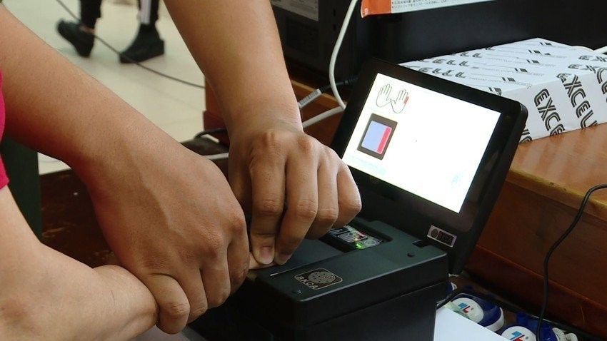 民众在旧邑郡公安派出所办理公民身份证签发手续。