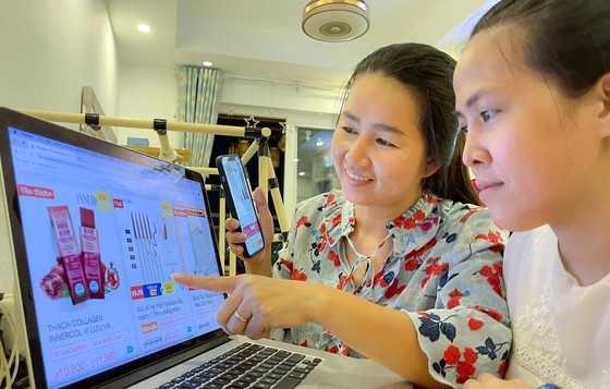 民众了解网购商品。