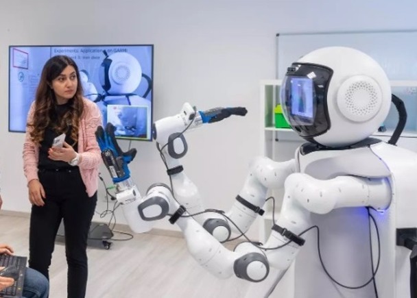 护理机械人可对患者诊断护理和治疗。（图：互联网）