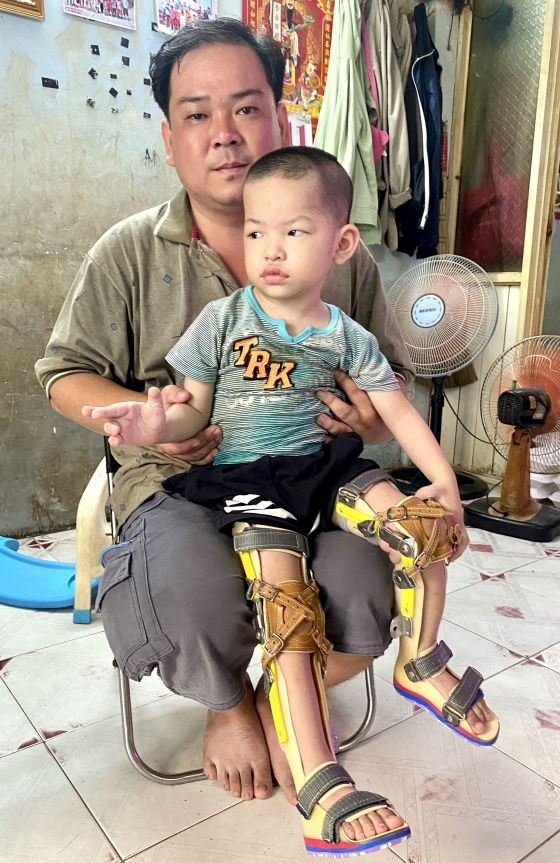 李立全丰抱着幼子李振顺。