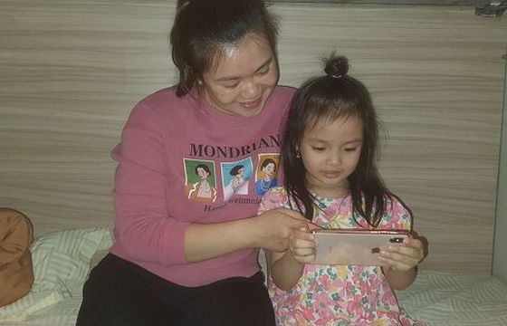 簪姐陪同女儿看动画片是她限制女儿滥用社交网的方法。