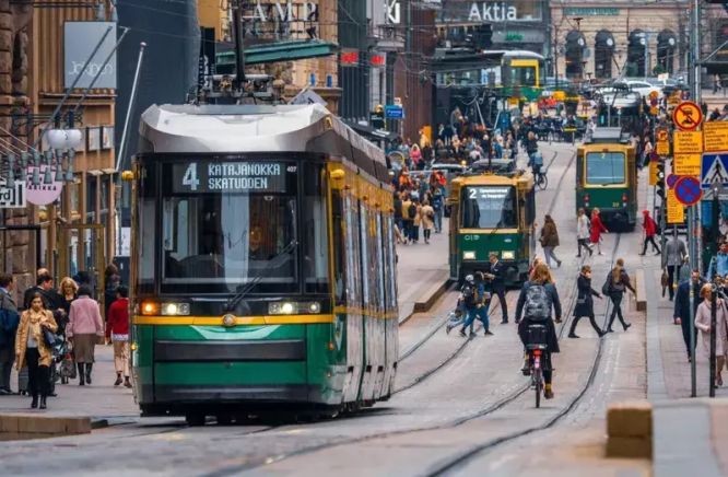 联合国20日发布「2023年全球幸福报告」，芬兰连续六年蝉联全球最幸福国家；图为芬兰首都赫尔辛基街景。（图：Unsplash）